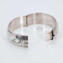 Load image into Gallery viewer, Silver hinged bangle
